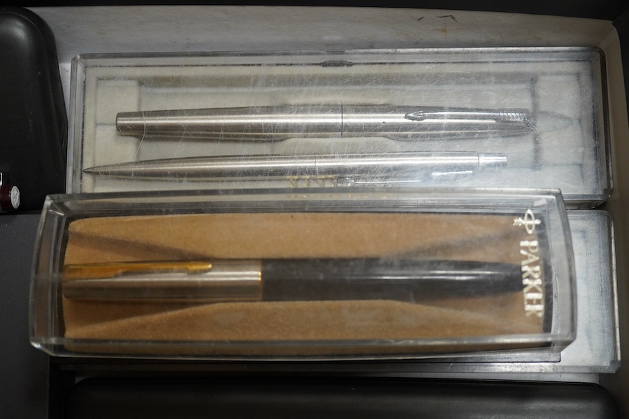 Eight boxed Parker pens to comprising ball point and fountain pens. Condition - used